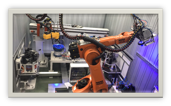 正在進行焊接作業(yè)的機器人 正在進行焊接作業(yè)的機器人